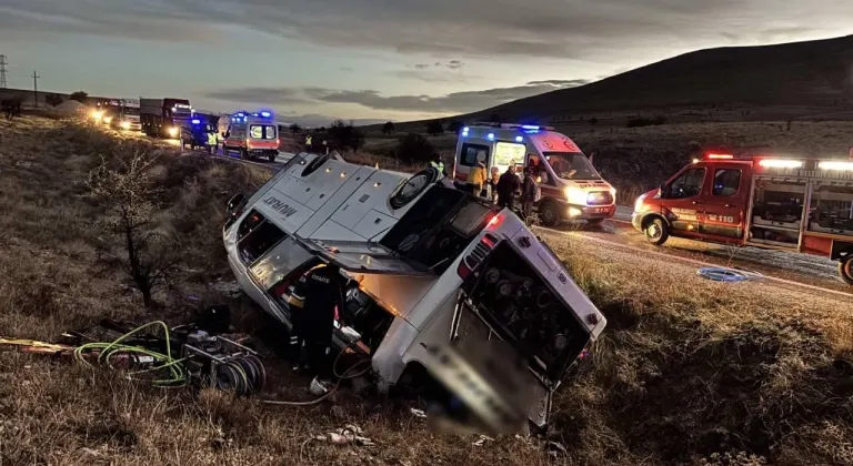 AFYON'DA YOLCU OTOBÜSÜ DEVRİLDİ 2 ÖLÜ 21 YARALI