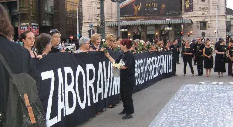 Belgrad'da Siyahlı Kadınlar sokağa indi