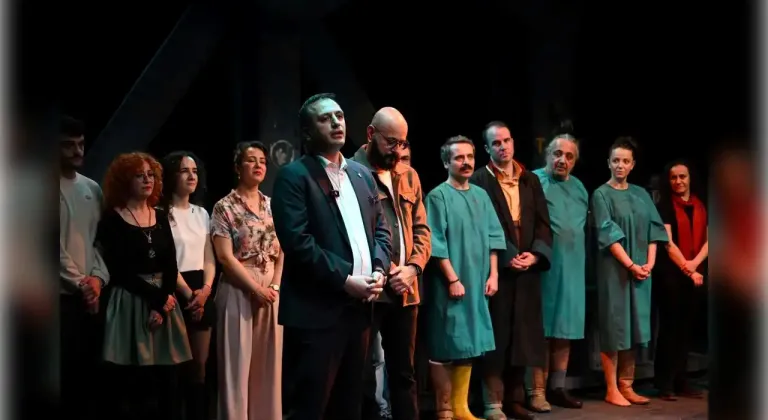 Bornova Belediyesi Şehir Tiyatrosu’ndan unutulmaz prömiyer
