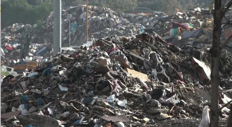 BUCA BELEDİYESİNE KARŞI ÇÖP EYLEMİ SÜRÜYOR