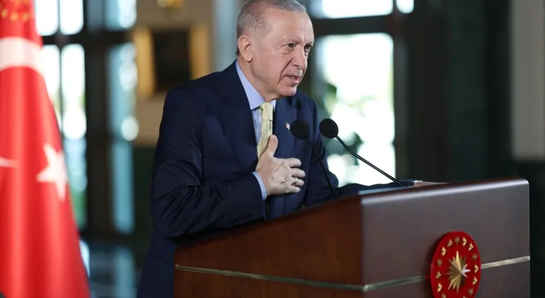 ERDOĞAN : ELİNE MİKROFON ALAN KENDİNİ GAZETECİ SANIYOR