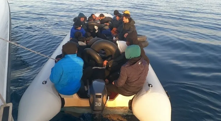 DİKİLİ AÇIKLARINDA 29 GÖÇMEN YAKALANDI