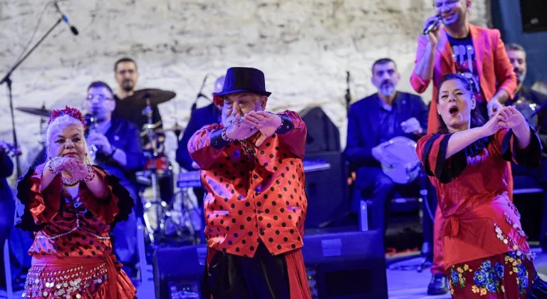 İZMİR'DE ROMANLAR GÜNÜ RENKLİ GÖRÜNTÜLERE SAHNE OLDU