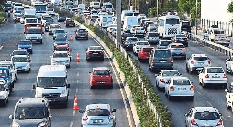 İzmir'de trafiğe kayıtlı araç sayısı Eylül ayında 2 Milyon'a yaklaştı