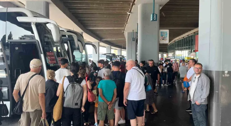 İZMİR OTOGARINDA BAYRAM DÖNÜŞÜ YOĞUNLUĞU