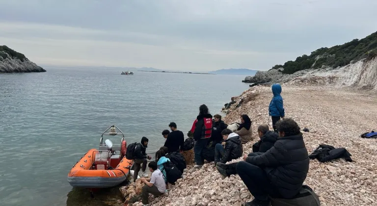 İzmir’de 24 göçmen ve 1 göçmen kaçakçısı yakalandı