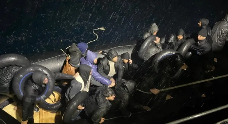 KARABURUN'DA 26 GÖÇMEN KURTARILDI