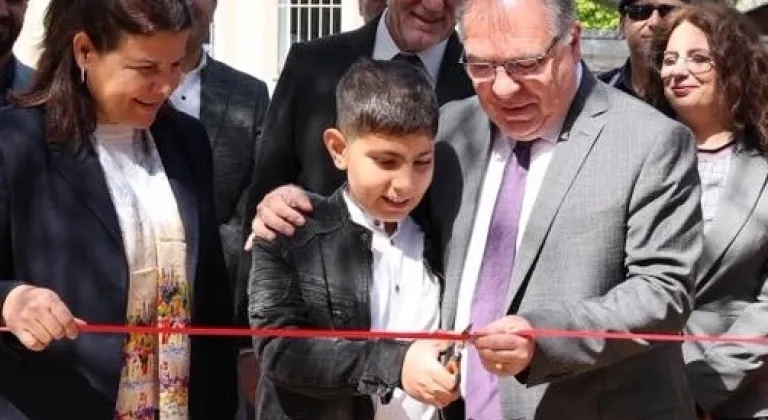 KAYMAKAM TÜRKÖZ OTİZM AYI FARKINDALIK SERGİSİNİN AÇILIŞINI ÖĞRENCİ İLE YAPTI