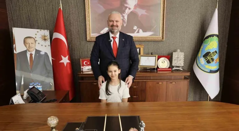 MENEMEN BELEDİYE BAŞKANI AYDIN PEHLİVAN KOLTUĞUNU AYBÜKE'YE DEVRETTİ