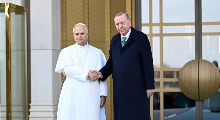 Tarikatçıların Papa öfkesi: Üstü İslam altı Vatikan kim bu kadınlar